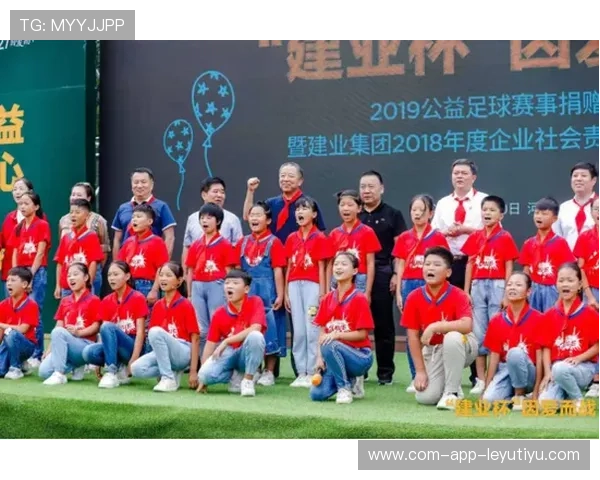 足球名宿受邀出席慈善晚宴并捐赠奖学金，足球名宿排名
